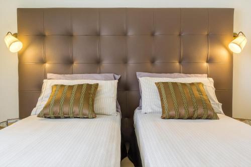 two beds sitting next to each other in a room at Villa Solenia in Giarre