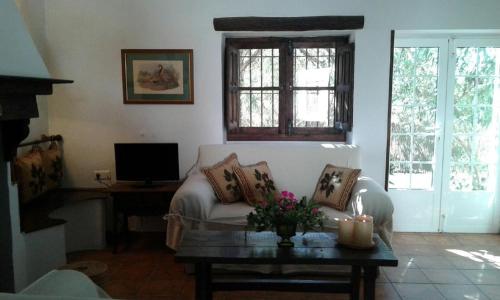sala de estar con sofá y mesa en El Aleznal, en Trujillo