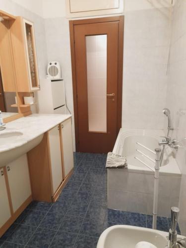 a bathroom with a tub and a sink and a toilet at Casa Pirandello 3 min Metro in Sesto San Giovanni