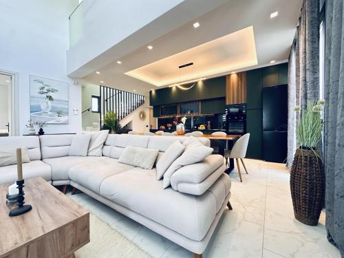 Arilena Exclusive Villa - 4BR with Private Pool by Villa Mana Gers