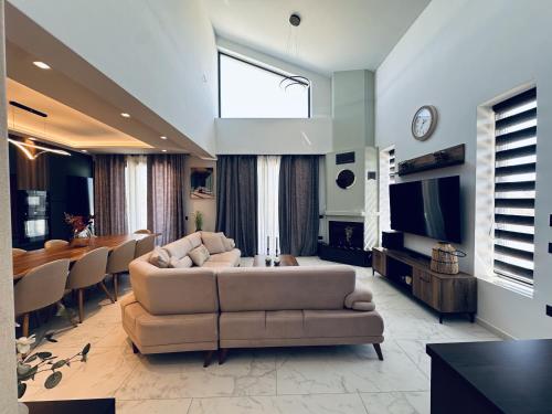 Arilena Exclusive Villa - 4BR with Private Pool by Villa Mana Gers