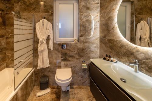 a bathroom with a sink and a toilet and a tub at Dar Sara Holiday Home in Victoria