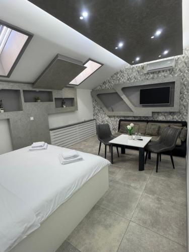 a bedroom with a bed and a table and a tv at Motel Marco Polo in Gredice
