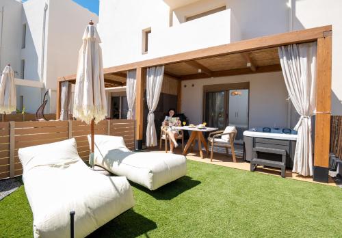 Premium Seaview Suites with Jacuzzi & Private Parking