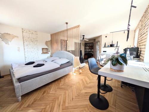 a bedroom with a bed and a desk at II Bramasole - La Contessa in Spreewitz