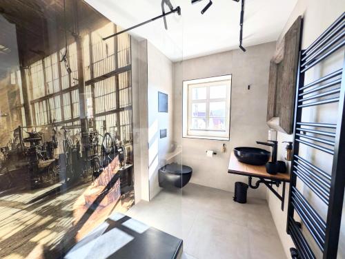 a bathroom with a wall mural of a brewery at II Bramasole - La Contessa in Spreewitz