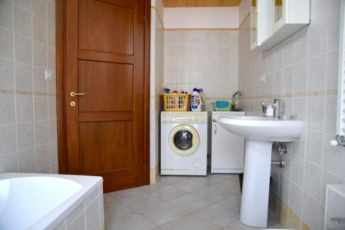 a bathroom with a washing machine and a washer at Villa Mare Monti in Maranola