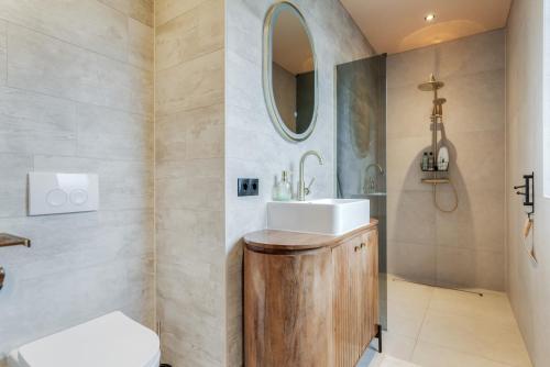 a bathroom with a sink and a mirror at De Witte Kip in Ruinen