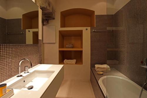 a bathroom with a sink and a bath tub at Villa Benveduti in Gubbio