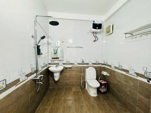 a bathroom with a toilet and a sink at Đại Việt Hotel in Làng Liễu