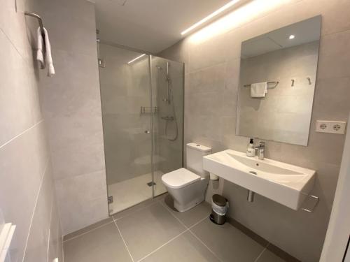 a bathroom with a toilet and a sink and a shower at can Calo 3B in Castelló d'Empúries