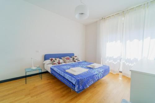 a bedroom with a blue bed in a room at Nestly house Portovenere in Portovenere
