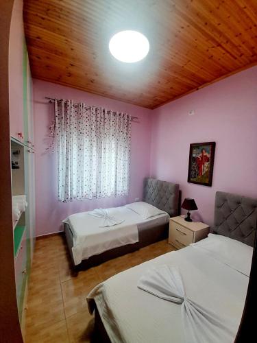 Llit o llits en una habitació de George's Ap Gjirokastër