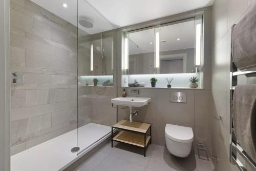a bathroom with a toilet and a sink and a shower at Stylish Studio With Wi-Fi and Shared Spa Facilities in Manchester