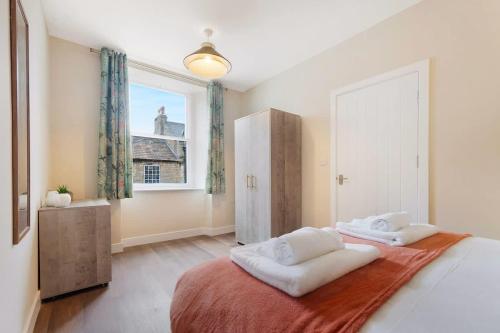 a bedroom with a large bed with two white towels at Flat1 1BR in Horsemarket in Barnard Castle