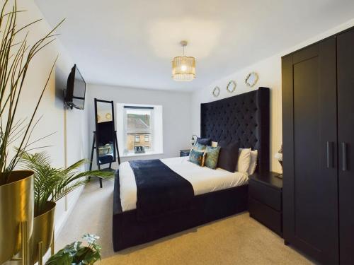 a bedroom with a large bed in a room at Modern 4 Bed Walk to Pubs, Shops and Countryside in Stanhope