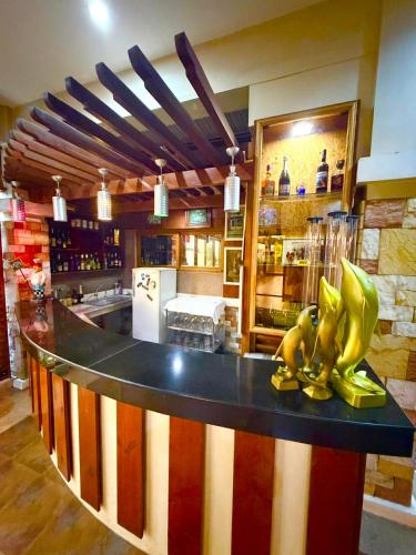 Eine Bar in einem Restaurant mit gelben Schuhen auf dem Tresen in der Unterkunft The Constantino in Aurora