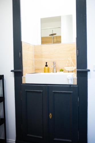 a bathroom with a sink and a mirror at Ferienwohnung Saarglück in Merzig