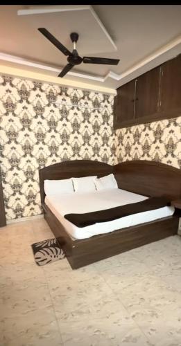 a bedroom with a bed and a ceiling fan at Hotel Atithi Palace in Jabalpur