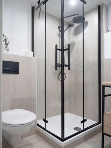 a shower stall in a bathroom with a toilet at Ferienwohnung Schwarzwald Lodge in Schömberg