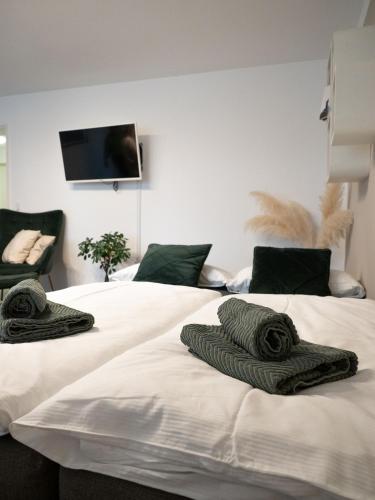 two beds with towels on them in a room at Ferienwohnung Schwarzwald Lodge in Schömberg