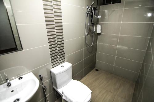 ein Badezimmer mit Toilette und Waschbecken in der Unterkunft Rock Wood Hotel in Sungai Petani