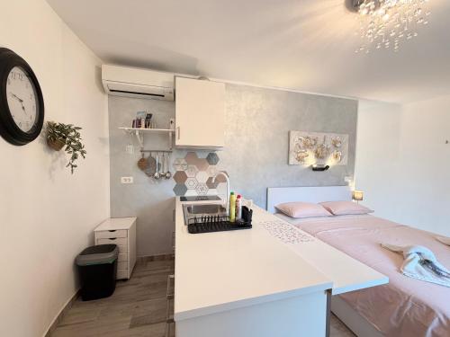 a small bedroom with a bed and a white counter at Silos Holiday in Dajla
