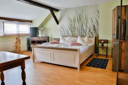 a bedroom with a large bed in a room at Bordmann` Scheune in Kolonie