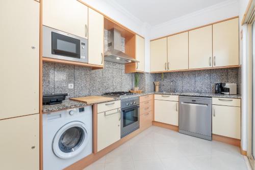 BnB Homes White Rose Garden Apartment with 2 Terraces & 2 Swimming Pools
