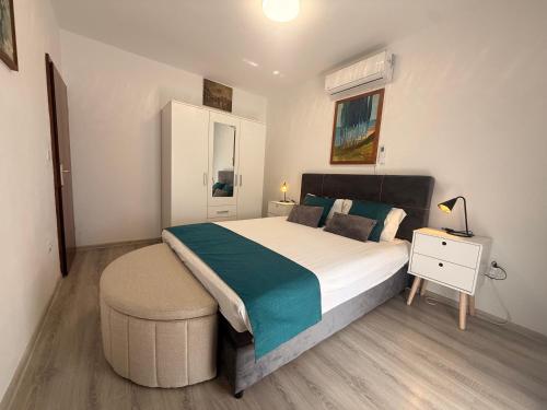 Leonardo apartment