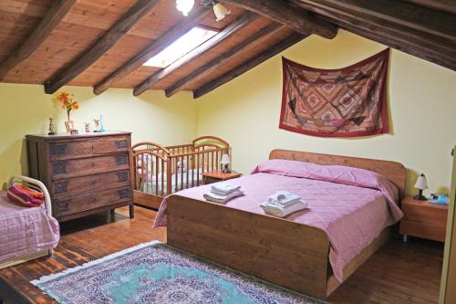 a bedroom with a bed and a dresser at Casa Vacanza La Papuzza Mare e Etna in Mascali