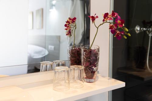 a vase with flowers in it sitting on a counter at Rolix hc Hostal in Fuente-Álamo