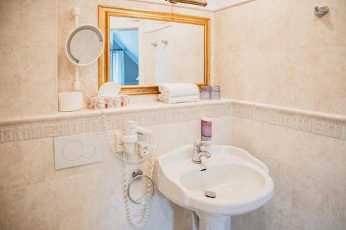 a bathroom with a sink and a mirror at Haus am Kiel in Ahrenshoop