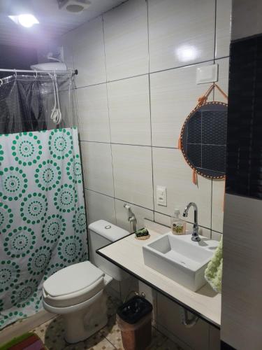 a bathroom with a toilet and a sink at Pousada Recanto Dos Pássaros in Colégio