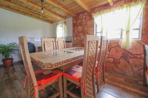 a room with a bed and a table and chairs at Cabañas el Corral del Rayo Huasca in Huasca de Ocampo