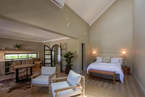 ein Schlafzimmer mit Bett und ein Wohnzimmer in der Unterkunft Hemelberg in Stellenbosch