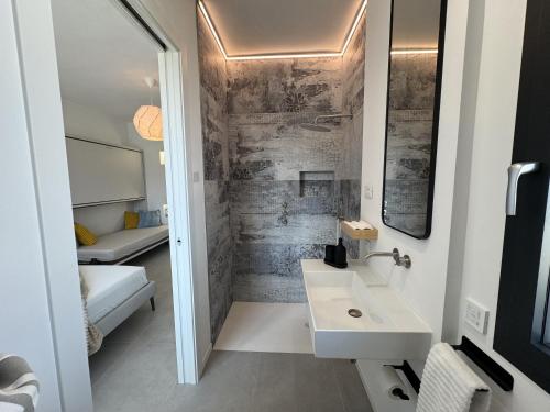 a small bathroom with a sink and a mirror at Villa Admare - LUX - minipiscina Spa vista mare - Spiaggia inclusa in Numana