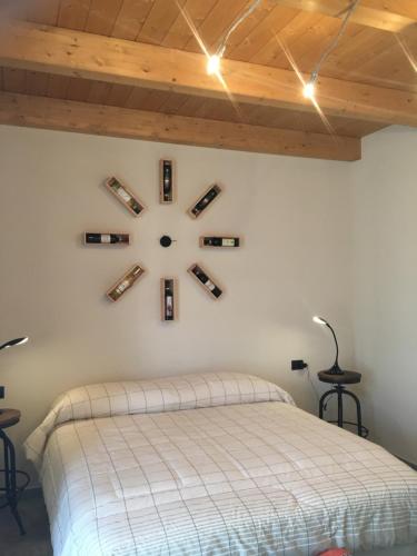 - une horloge sur un mur avec des bouteilles de vin dans l'établissement Agriturismo da Mamma, à Alba