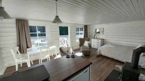 ein Schlafzimmer mit einem Bett, einem Tisch und Stühlen in der Unterkunft Vildstugan in Björksjön