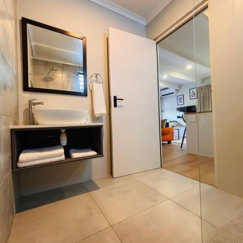 a bathroom with a sink and a mirror at Bonnie Doon Luxury Studio in Bunkers Hill