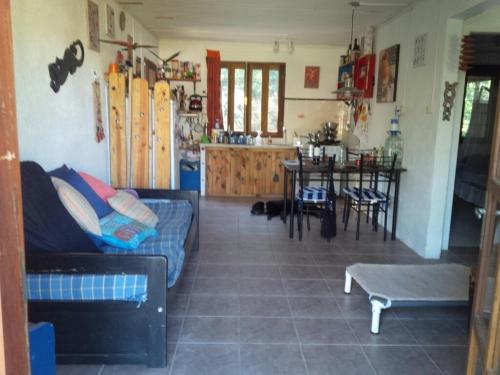 een woonkamer met een bank en een tafel bij Las Palmeras in Aguas Dulces