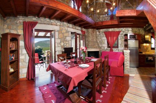 ห้องอาหารหรือที่รับประทานอาหารของ Pilikas Luxury Villas