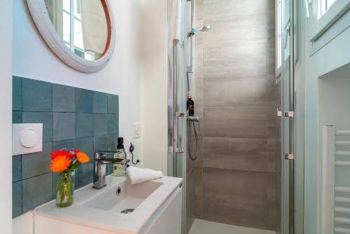 a bathroom with a sink and a shower at Lumineux logement vue sur le port in Audierne
