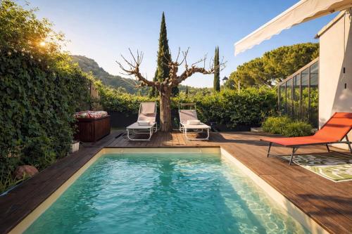 Una piscina con terraza y sillas en un patio. en Agapi Mou, en Les Baux-de-Provence