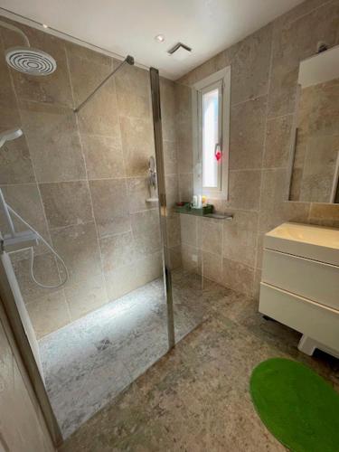 un baño con ducha con puerta de cristal en Agapi Mou, en Les Baux-de-Provence