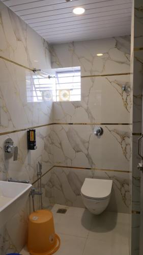a bathroom with a toilet and a sink at Hotel Panchvati in Durgāpur