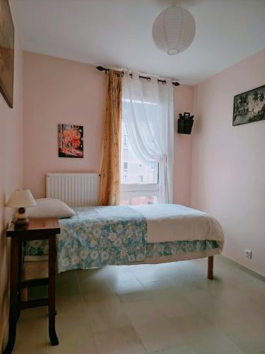 a bedroom with a bed and a window at VUE EXCEPTIONNELLE SUR LE LAC in Créteil