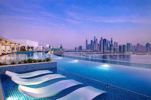 Luxury Studio Palm Jumeirah Infinity Pool and Beach