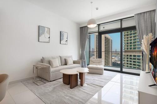 Luxury 1BR with Marina & Ain Dubai Views - private Beach