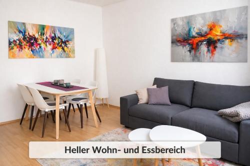 ein Wohnzimmer mit Sofa und Tisch in der Unterkunft Comfycation Gera in Gera
